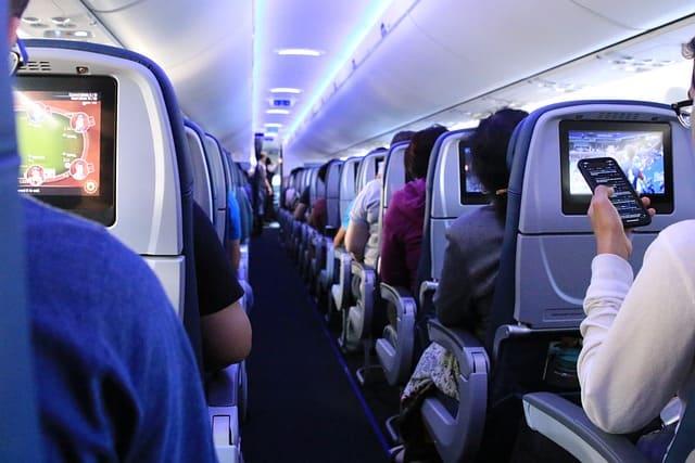 Günstige Flugreisen buchen Passagiere im Flugzeug - Günstige Flugreisen vergleichen auf Flugreisen.net
